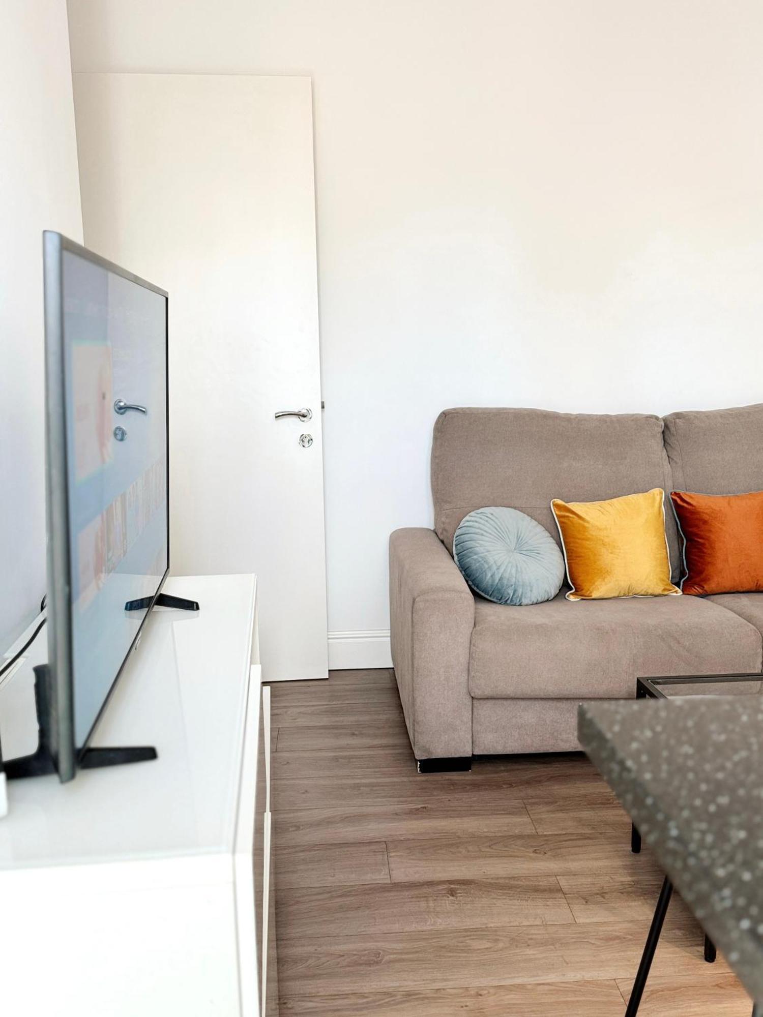 Modern City Centre Two Bedroom Windsor Apartment - Grand Central House غيبرالتار المظهر الخارجي الصورة
