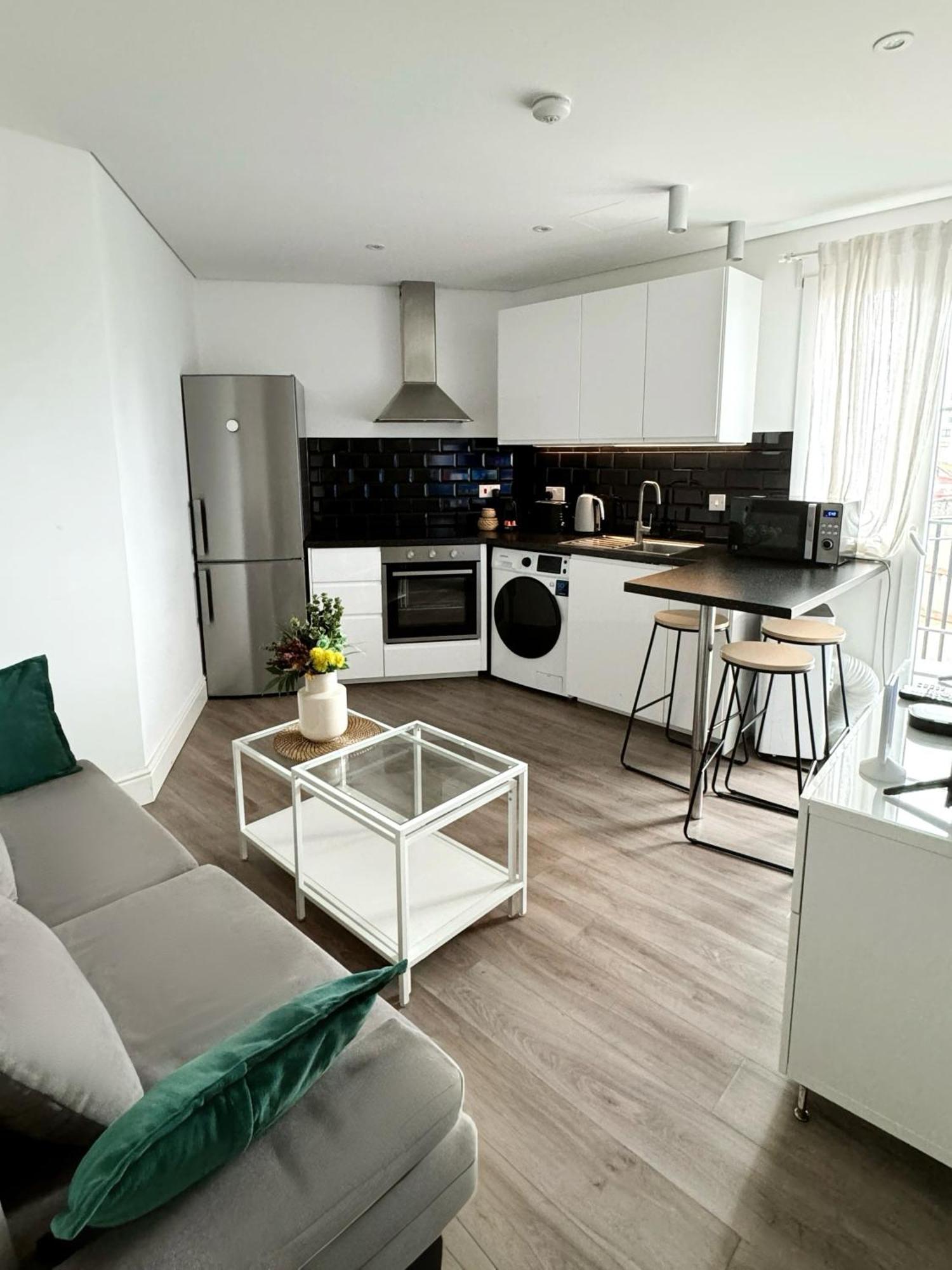 Modern City Centre Two Bedroom Windsor Apartment - Grand Central House غيبرالتار المظهر الخارجي الصورة