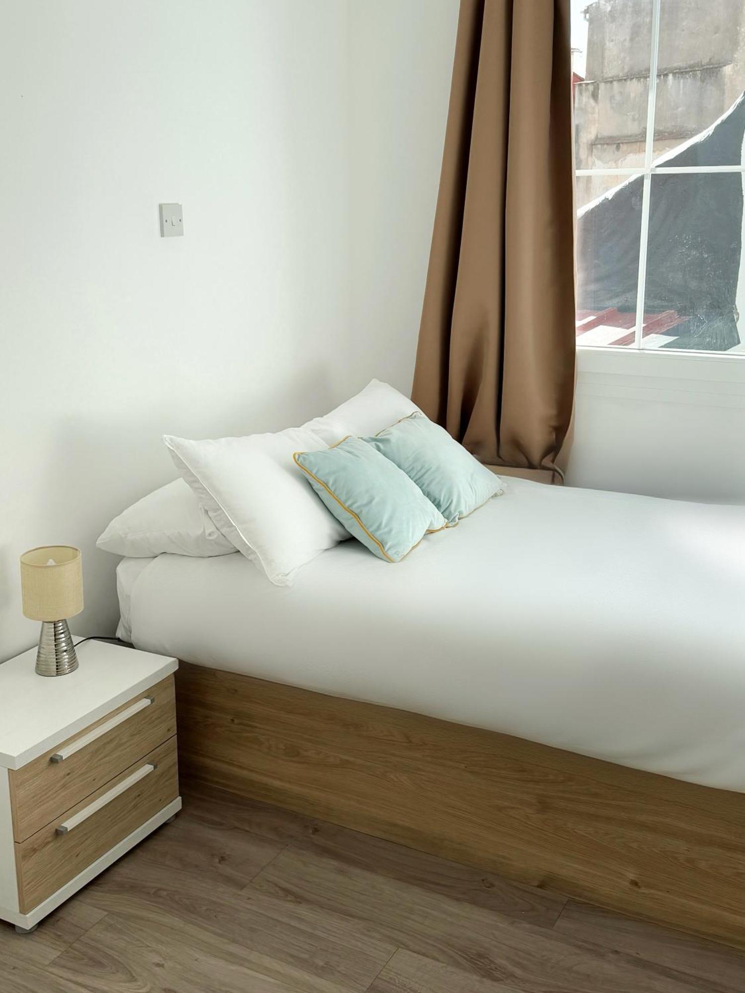 Modern City Centre Two Bedroom Windsor Apartment - Grand Central House غيبرالتار المظهر الخارجي الصورة