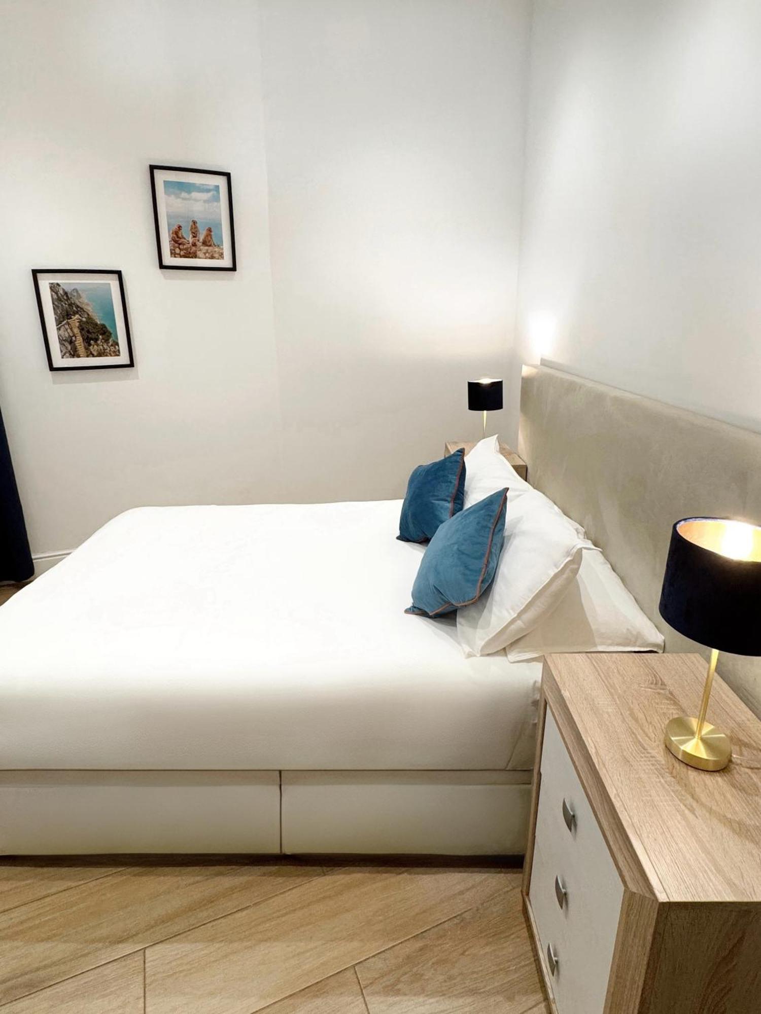 Modern City Centre Two Bedroom Windsor Apartment - Grand Central House غيبرالتار المظهر الخارجي الصورة
